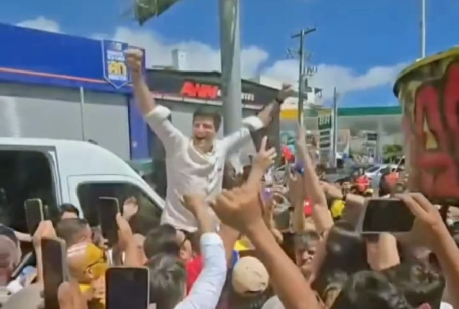 João Campos é recebido por apoiadores em Caruaru; veja vídeo