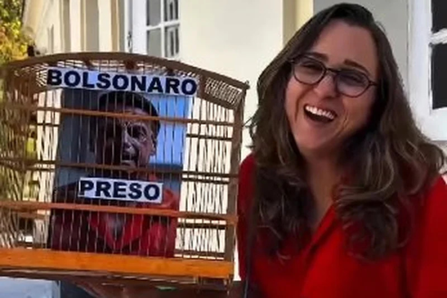 Kari Santos viraliza ao exibir gaiola com foto de Bolsonaro em convenção do PT
