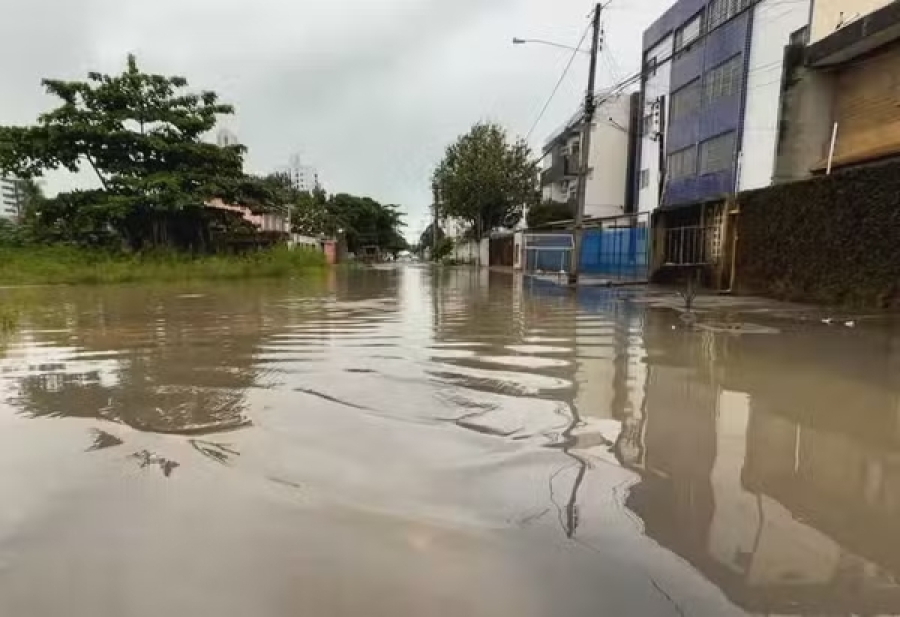 Chuva no Grande Recife: Cidades suspendem aulas e cratera 
