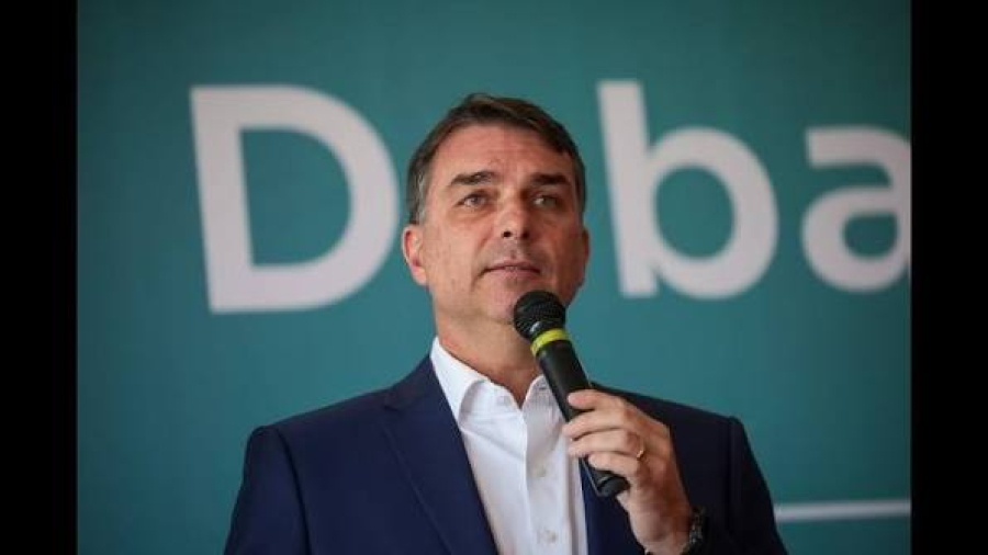 Problema no TSE trava registro de Flávio Bolsonaro; entenda  