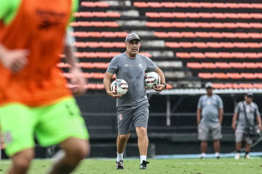 Santa Cruz: Técnico Cristian de Souza abre o jogo sobre briga com executivo  