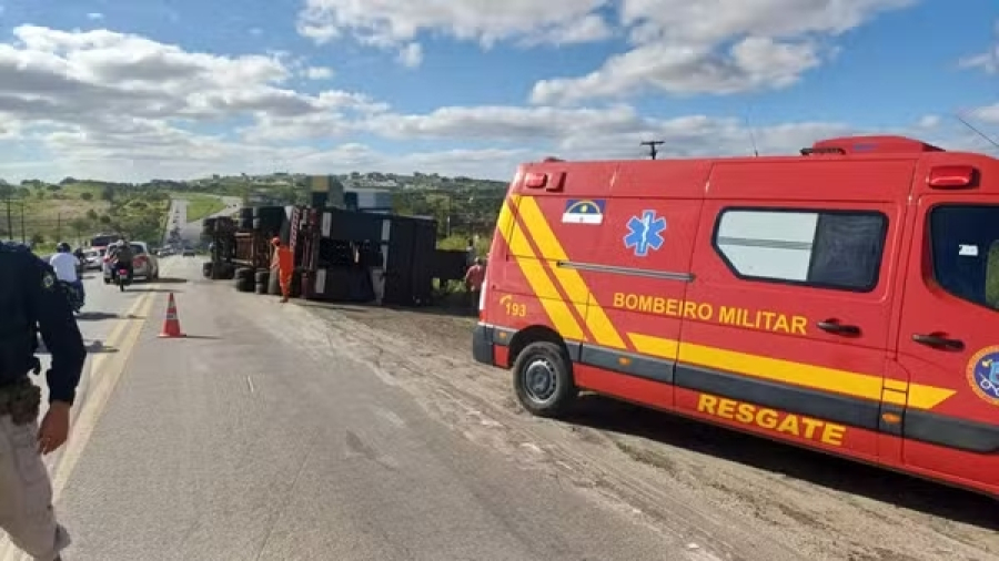 Caminhão com cerca de 40 bois tomba na BR-104 em Caruaru