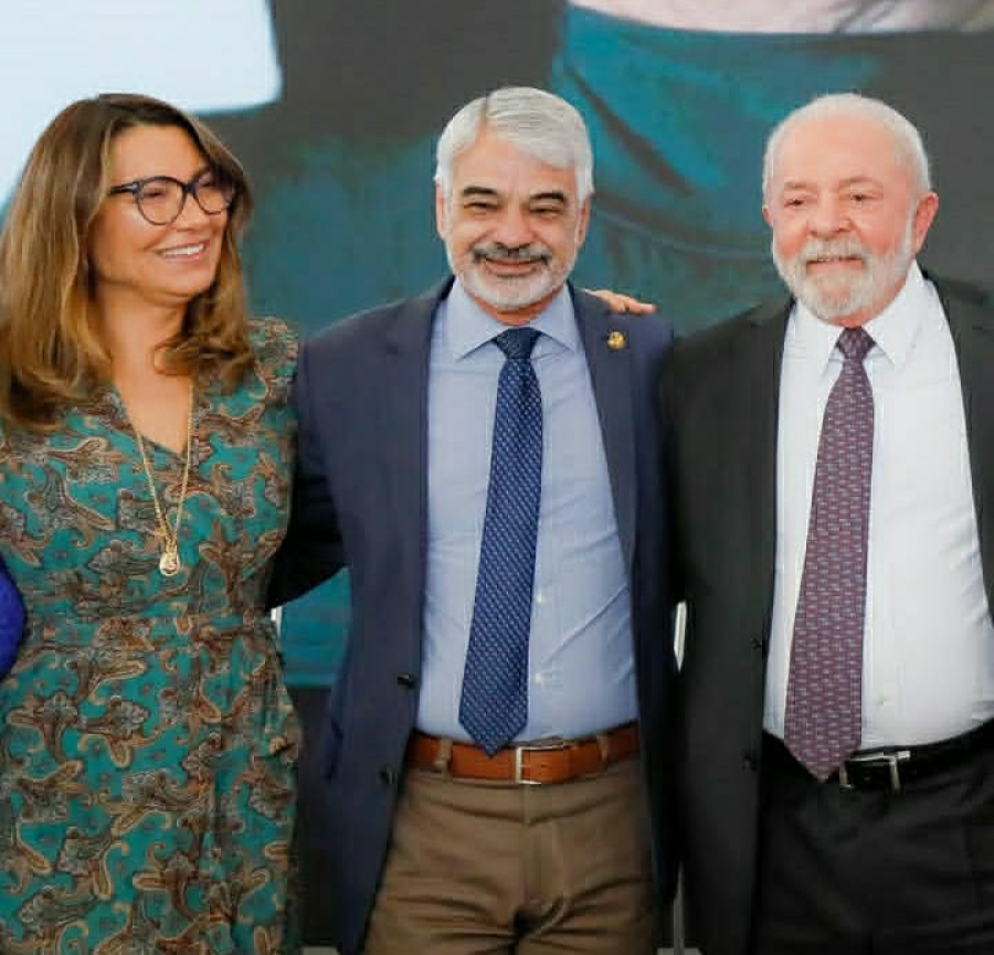 Pesquisa acende alerta na campanha de Humberto Costa ao Senado