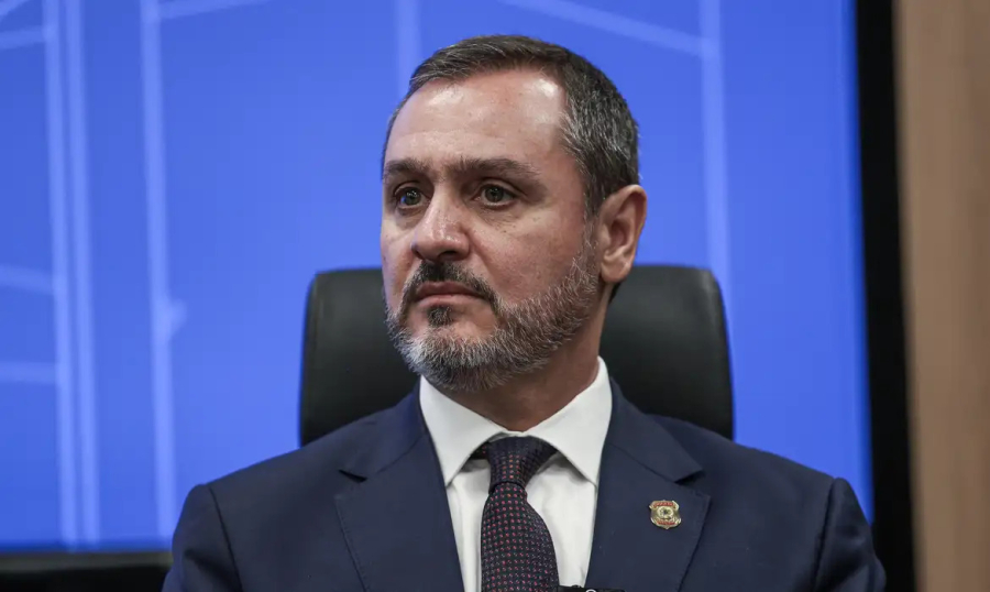 Quem é o diretor da polícia federal afastado por Mendonça?