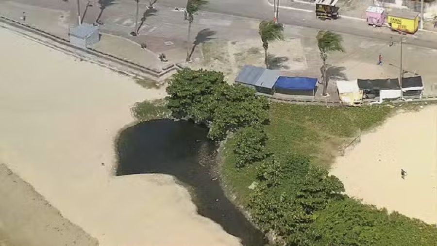 Afinal, a praia do Janga é imprópria para banho? Entenda os riscos