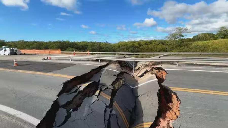 Vídeo: Asfalto cede em ponte e fecha acesso ao Porto de Suape