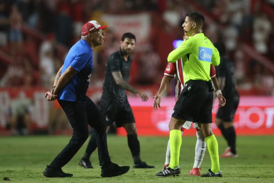 Súmula revela o que Hélio disse antes de ser expulso no jogo contra o Operário