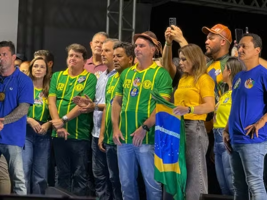 Flávio Bolsonaro promete indicar cinco ministros ao STF durante ato no Recife