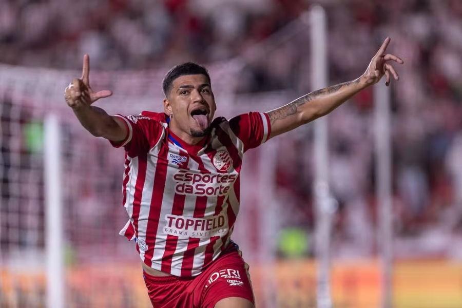 Náutico negocia renovação com atacante decisivo na Série B