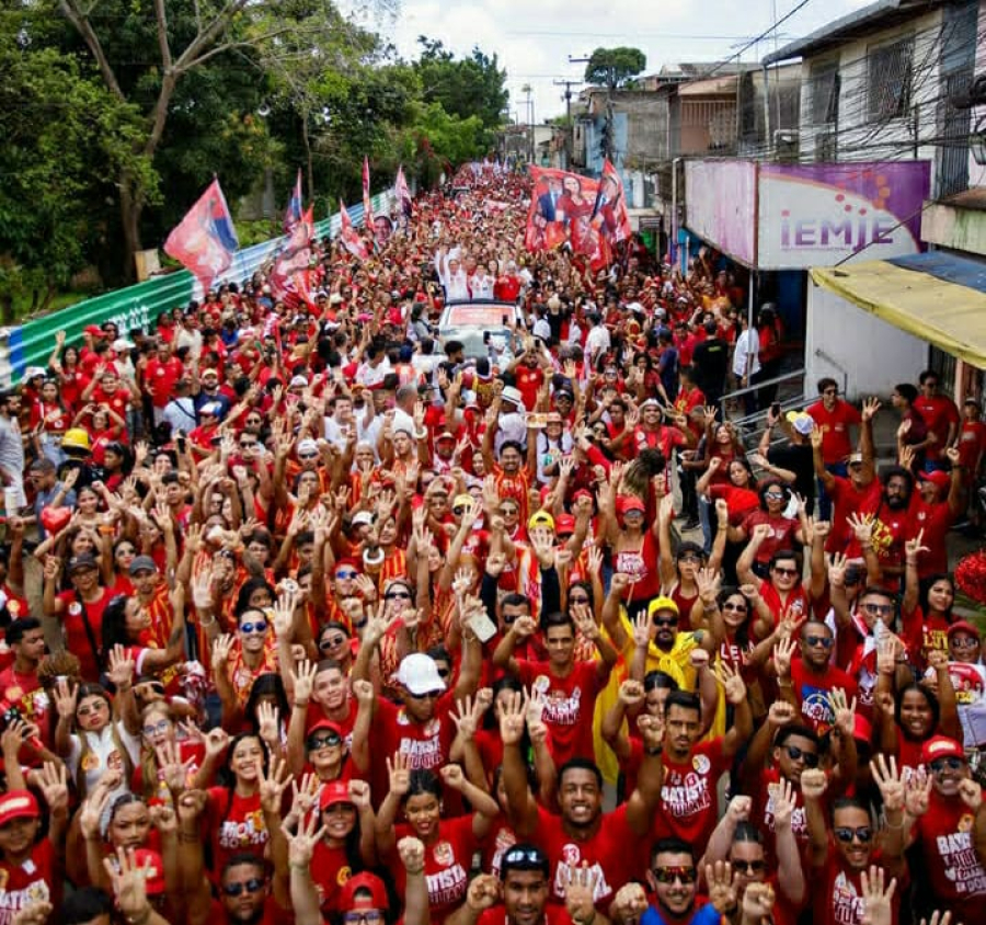 Veja imagens da caminhada de João Campos no Cabo neste domingo (20)