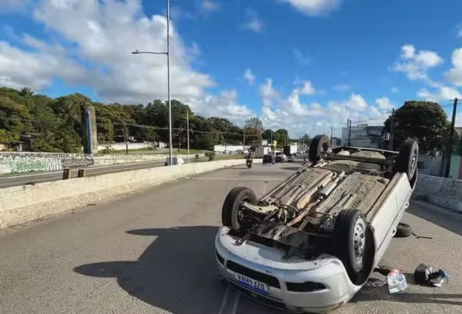 Motorista passa mal e capota carro na BR-101, em Jaboatão