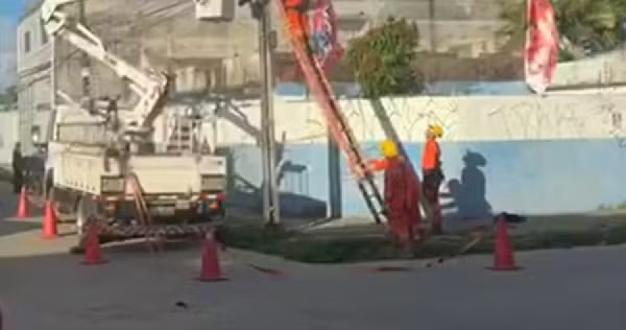 Jovem morre eletrocutado após subir em poste em Olinda