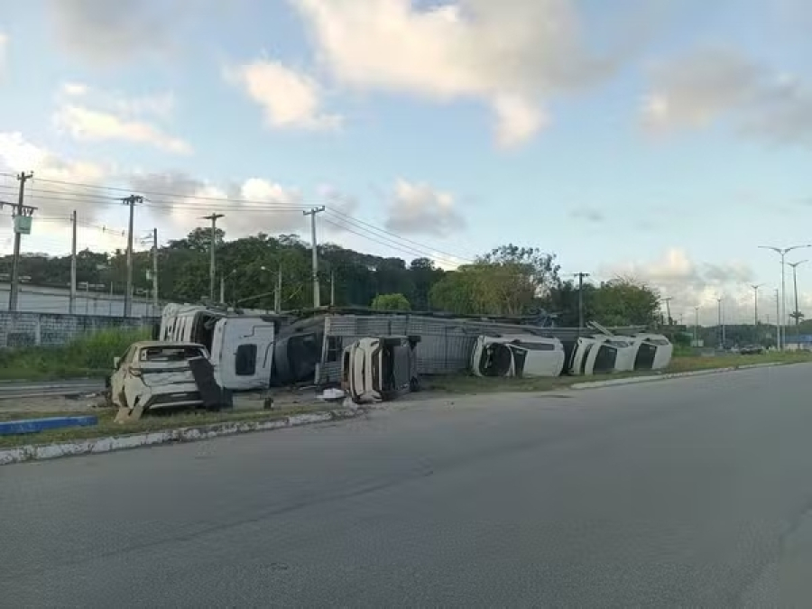 Caminhão com carros elétricos tomba na BR-101 em Paulista