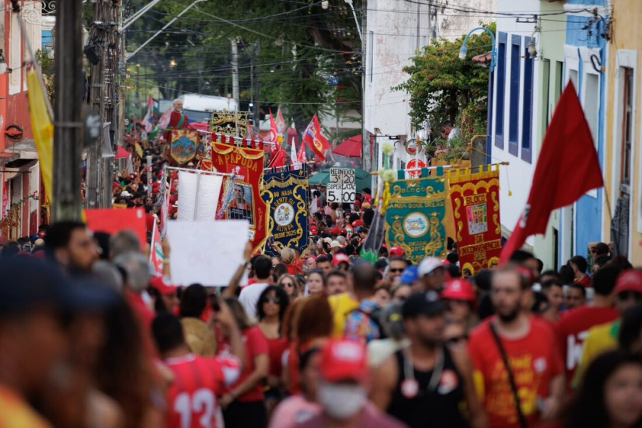 Ato por Lula reúne 130 agremiações nas ladeiras de Olinda; veja vídeo